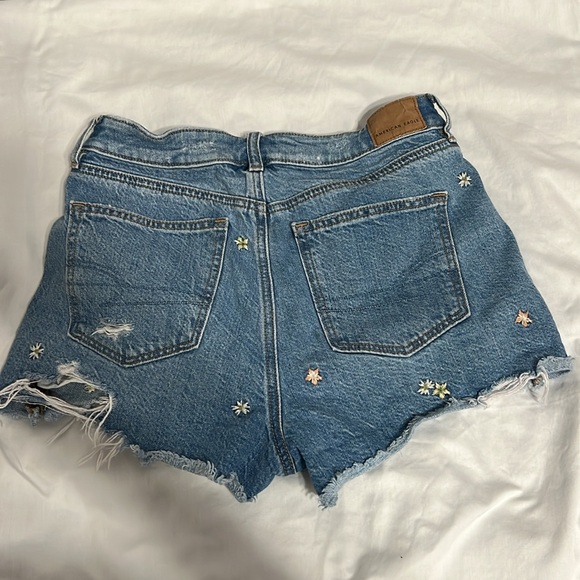 American Eagle Short w/ flowers - Picture 3 of 3